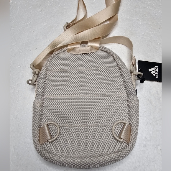 Adidas🔥HOST PICK 🔥2 WAY UNISEX  BAG Crossbody or Backpack Brand New With Tags - Picture 2 of 12